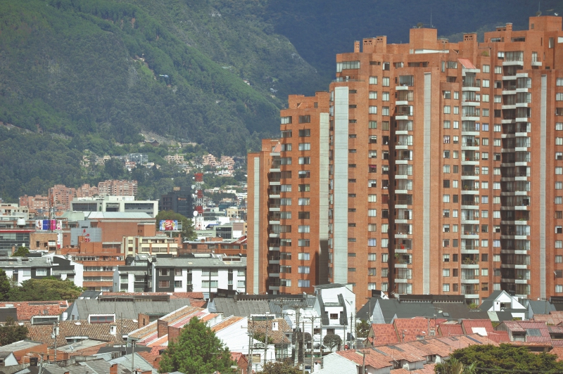 Falta de viviendas VIS, informalidad laboral y reportes en centrales de riesgo, entre las principales barreras para compra de vivienda