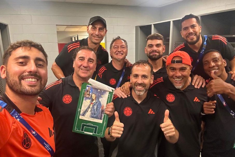 El entrenador argentino, Néstor Lorenzo, es un hombre muy devoto y por esta razón ha agradecido a la Vírgen María por el momento que pasa.