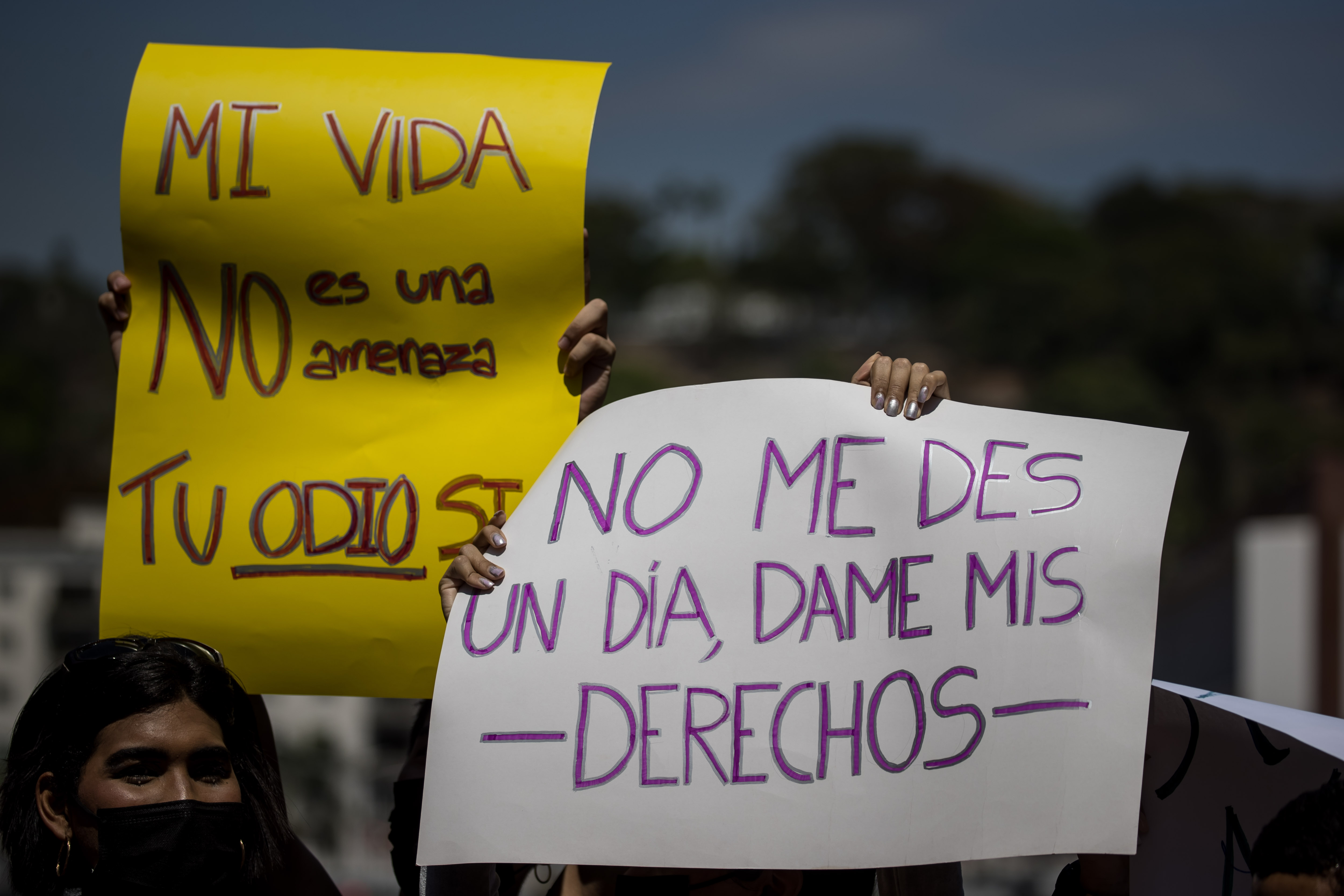 AME7756. CARACAS (VENEZUELA), 31/03/2022.- Un grupo de personas participa en una manifestación por los derechos de la comunidad LGBT+ hoy, en Caracas (Venezuela). EFE/ Miguel Gutiérrez