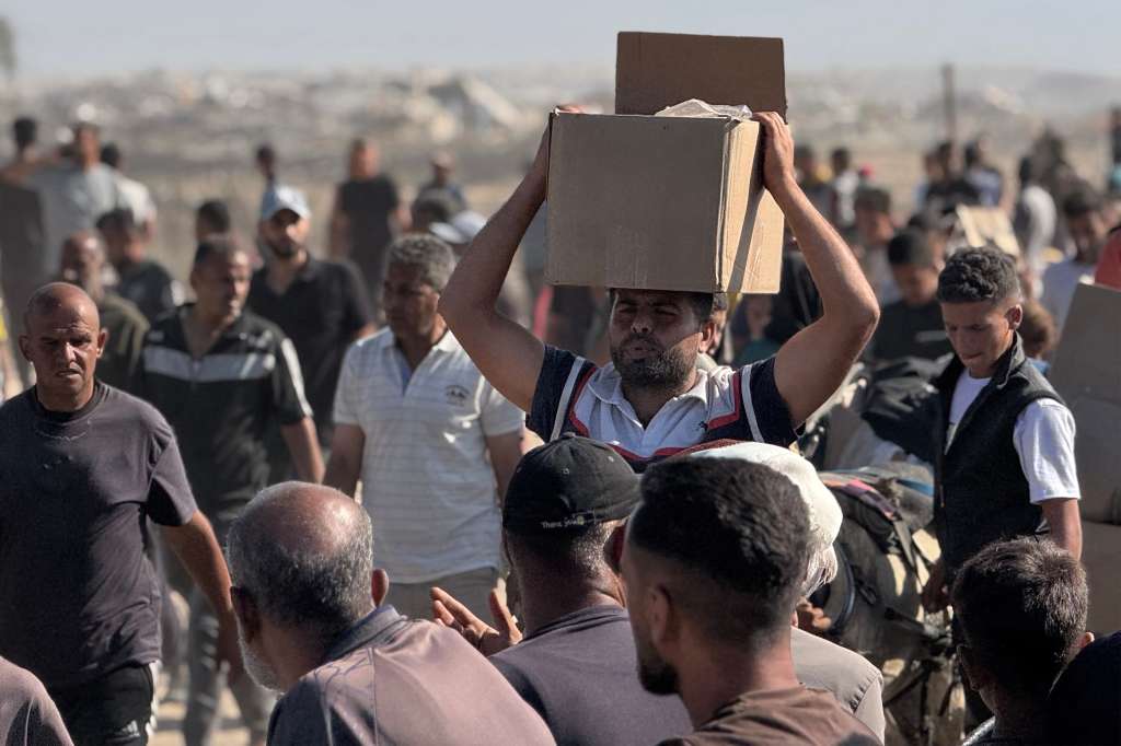 Los palestinos desplazados reciben paquetes de alimentos de una fundación respaldada por Estados Unidos en Rafah, al sur de Gaza. En la operación no participa Naciones Unidas y preocupa lo poco que se conoce acerca de esa entidad, que trabaja con grupos de seguridad privada y se entiende con Israel.