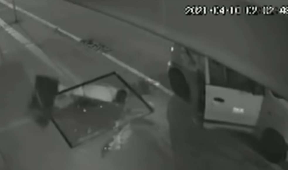 Un hombre se cayó de un segundo piso mientras robaba una casa junto a otras dos personas en un taxi.
