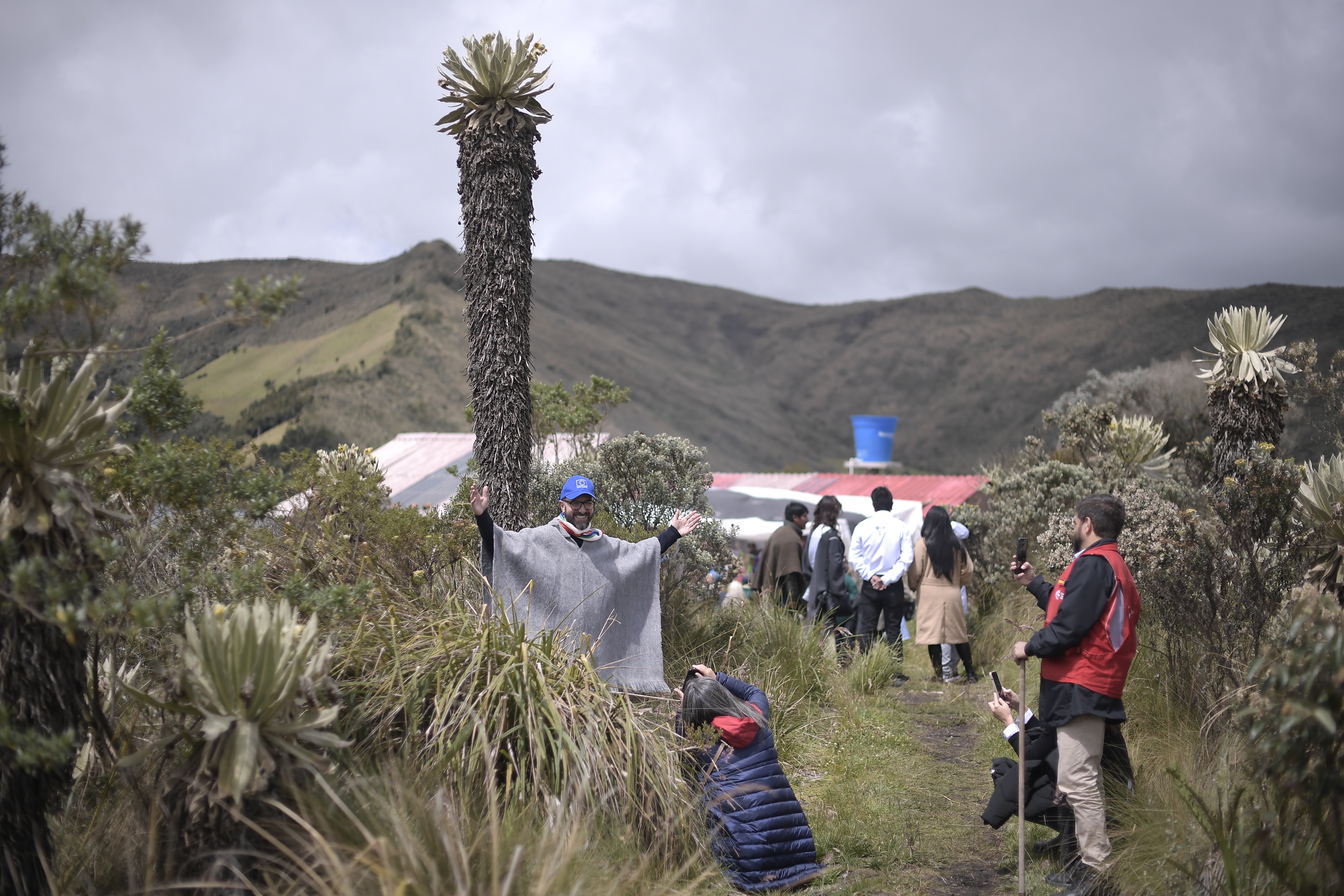También llamada laguna de La Bolsa,​ está ubicada en la falda del volcán Cumbal, diferentes aspectos de esta: Turismo, campesinos, lanchas, páramo, actividades culturales.