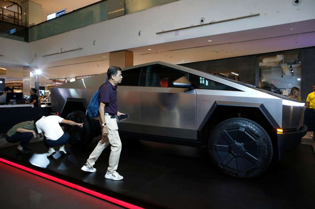 Bangkok (Thailand), 24/06/2024.- Visitors inspect a Tesla Cybertruck electric pickup truck displayed at a shopping mall in Bangkok, Thailand, 24 June 2024. The US electric vehicle maker Tesla has launched a special rate program for Model 3 and Model Y in Thailand aimed at boosting its sales and compete with Chinese made electric vehicles. (Tailandia) EFE/EPA/RUNGROJ YONGRIT