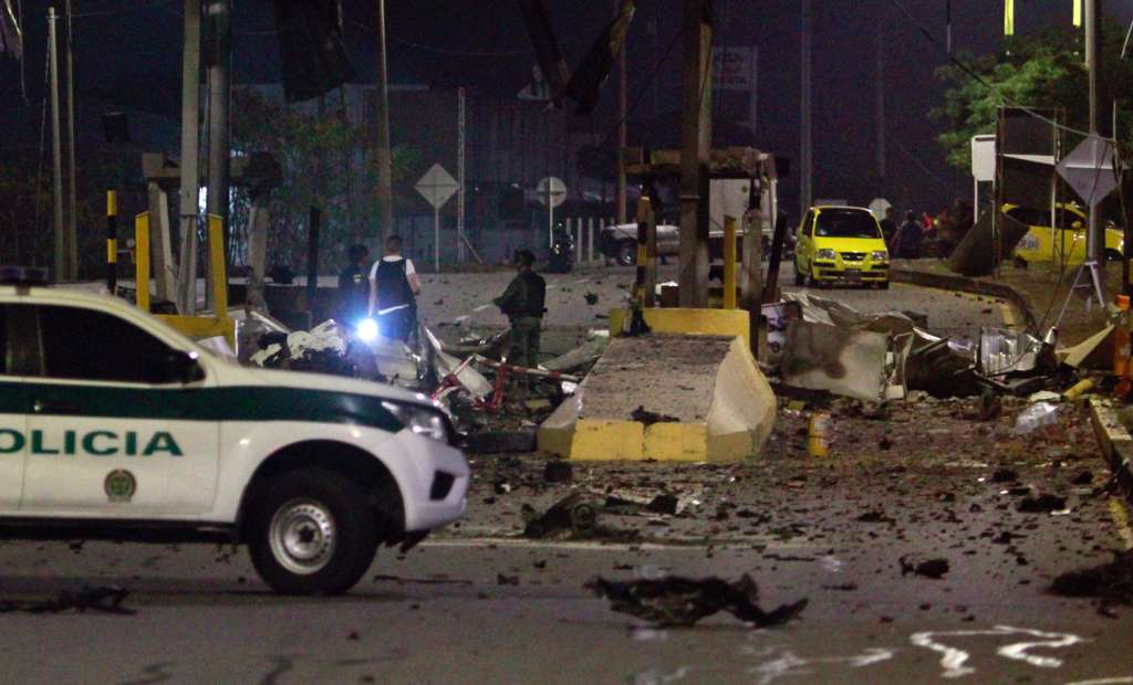 COL100. CÚCUTA (COLOMBIA), 20/02/2025.- Policías inspeccionan el peaje de Villa del Rosario destruido por explosivos este jueves en Cúcuta (Colombia). Una oleada terrorista sacudió en las últimas horas la frontera de Colombia con Venezuela donde desconocidos destruyeron el peaje ubicado en la autopista internacional que comunica a Cúcuta con San Antonio del Táchira, confirmaron las autoridades. EFE/ Mario Caicedo