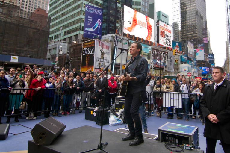 Colombia se promociona en el Times Square con flores y música de Fonseca