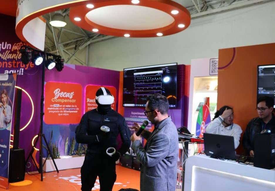 La presentación del primer traje háptico se realizó en la FILBO 2024 en el stand de UCompensar