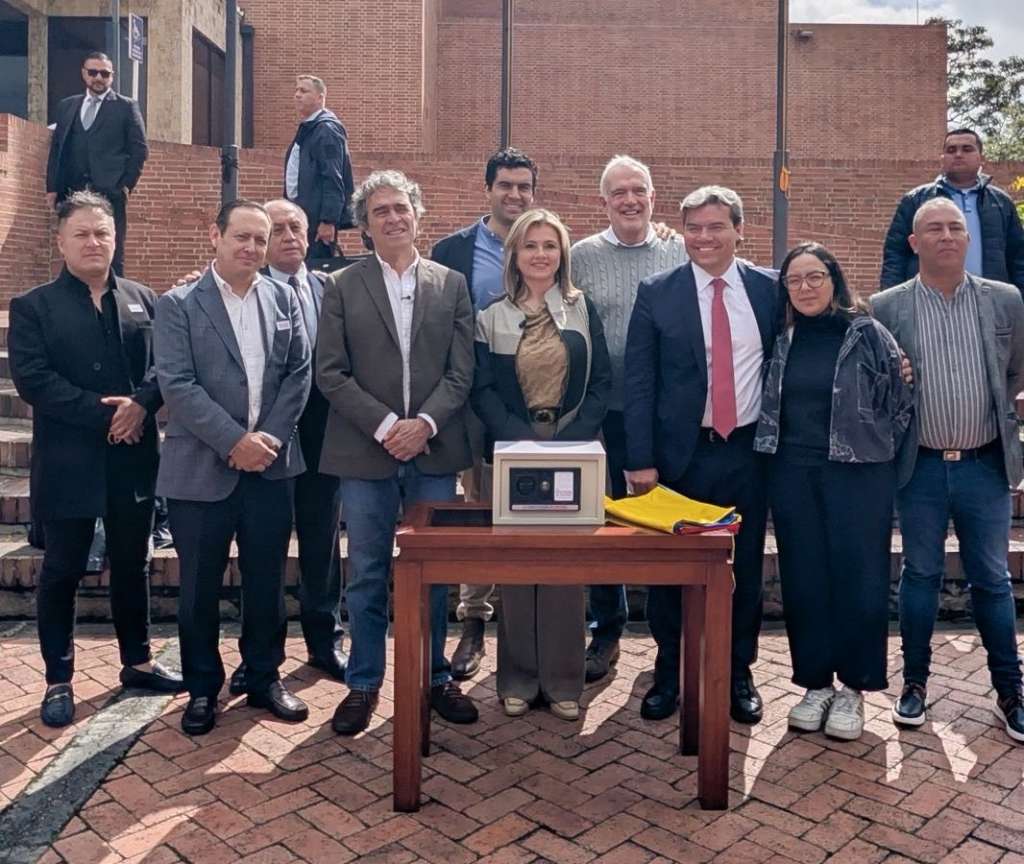 Sergio Fajardo junto al comité promotor del referendo para "blindar la constitución".