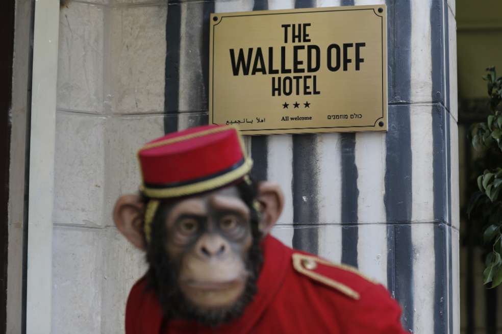 La obra se encuentra expuesta en la entrada del hotel "Walled-Off" que Banksy abrió en 2017 en la ciudad palestina, y cuyas habitaciones dan al muro erigido por Israel. / Ahmad Gharabli - Afp
