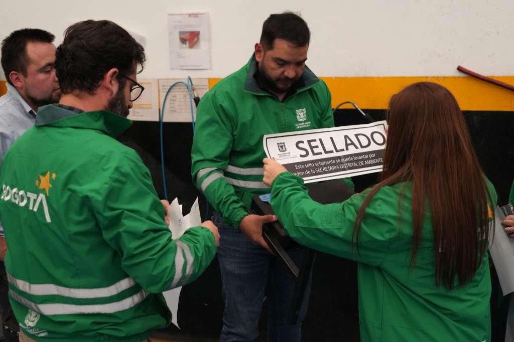 La autoridad ambiental aseguró que continuará inspeccionando los 165 centros de revisión vehicular autorizados en Bogotá.