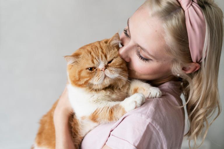 ¿Por qué los gatos rascan el suelo al comer y tomar agua?