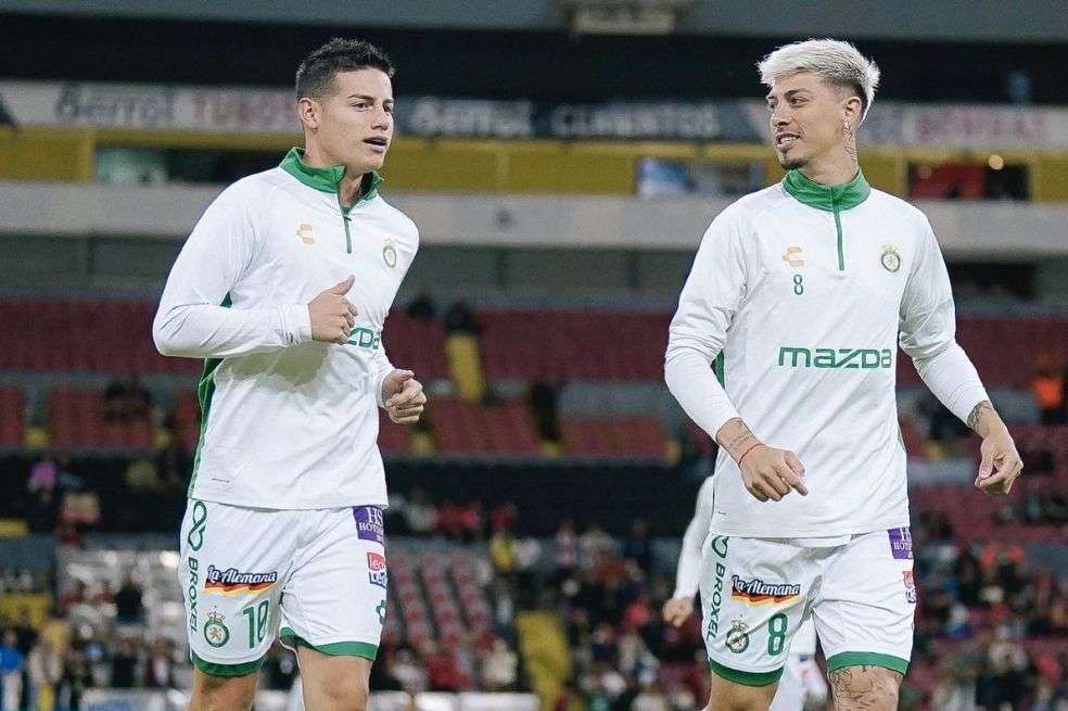 James Rodríguez (izq.) arrancó el partido entre Atlas y León en el banco de suplentes.
