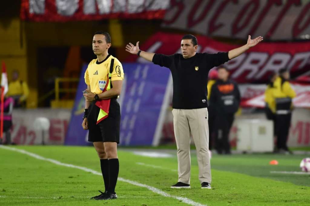 El técnico santafereño Francisco López intentó ir por el partido con variantes técnicas, pero sus jugadores fallaron en la definición.
