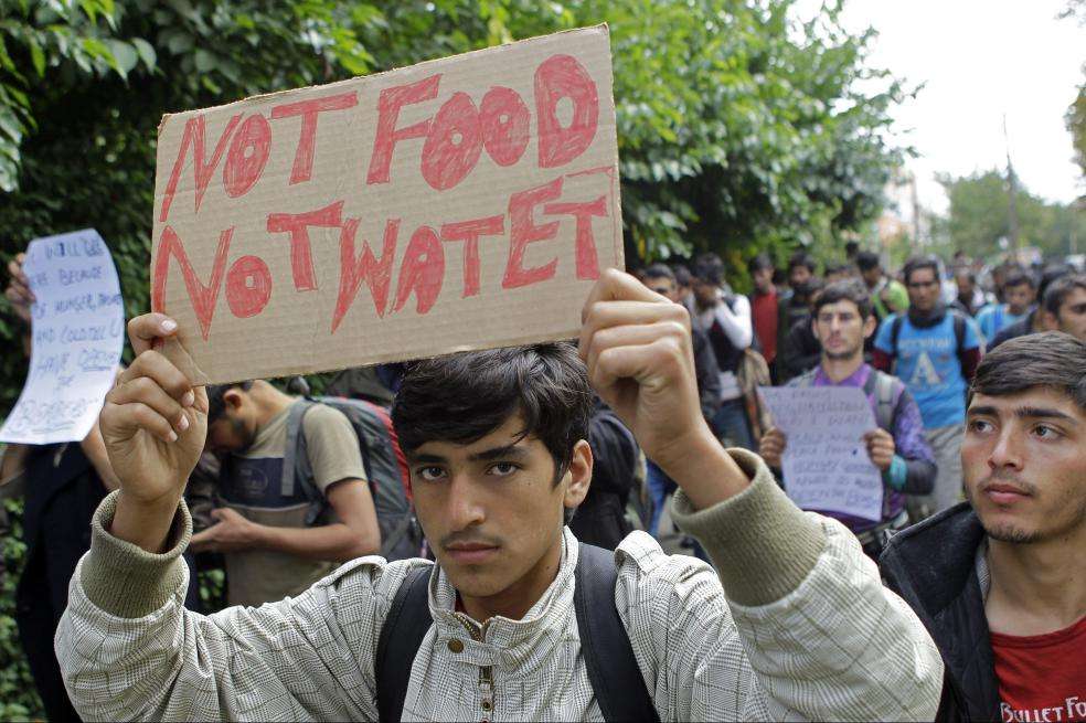 Migrantes en Serbia con pancartas: “No necesitamos agua ni comida. Necesitamos un hogar”. / EFE