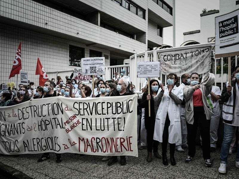 Un grupo de trabajadores de un hospital de París protestan contra el presidente francés, Emmanuel Macron.
