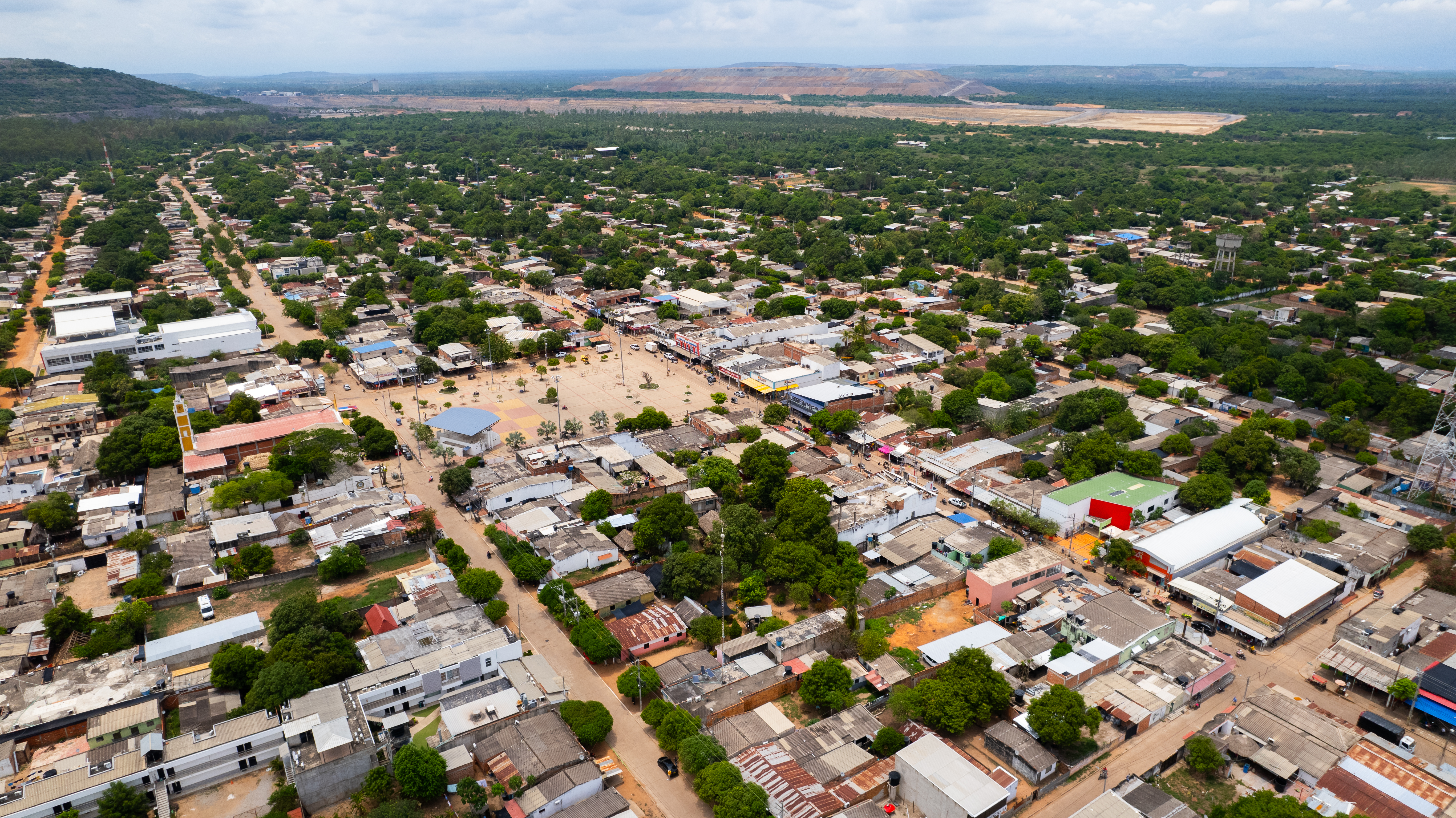 Vista aérea de La Loma, un corregimiento de El Paso, Cesar. Al fondo, una de las minas de carbón del departamento.