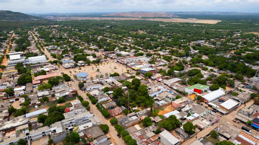 Vista aérea de La Loma, un corregimiento de El Paso, Cesar. Al fondo, una de las minas de carbón del departamento.