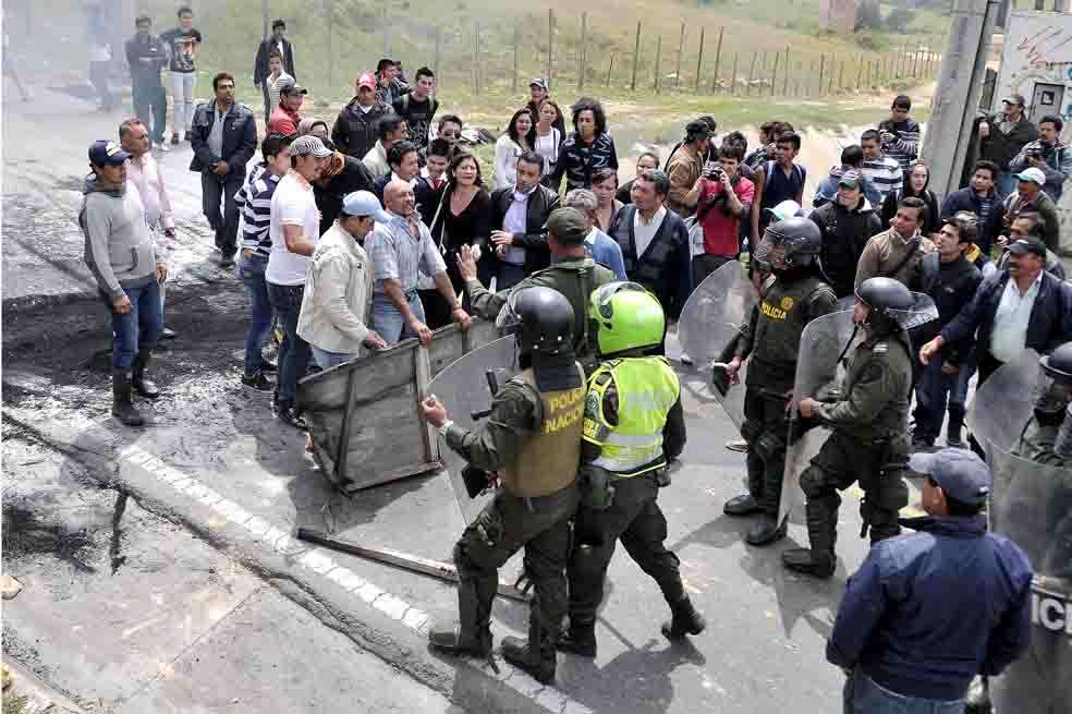 Los bloqueos en el norte de Cundinamarca dejaron un policía muerto. / Gustavo Torrijos - El Espectador
