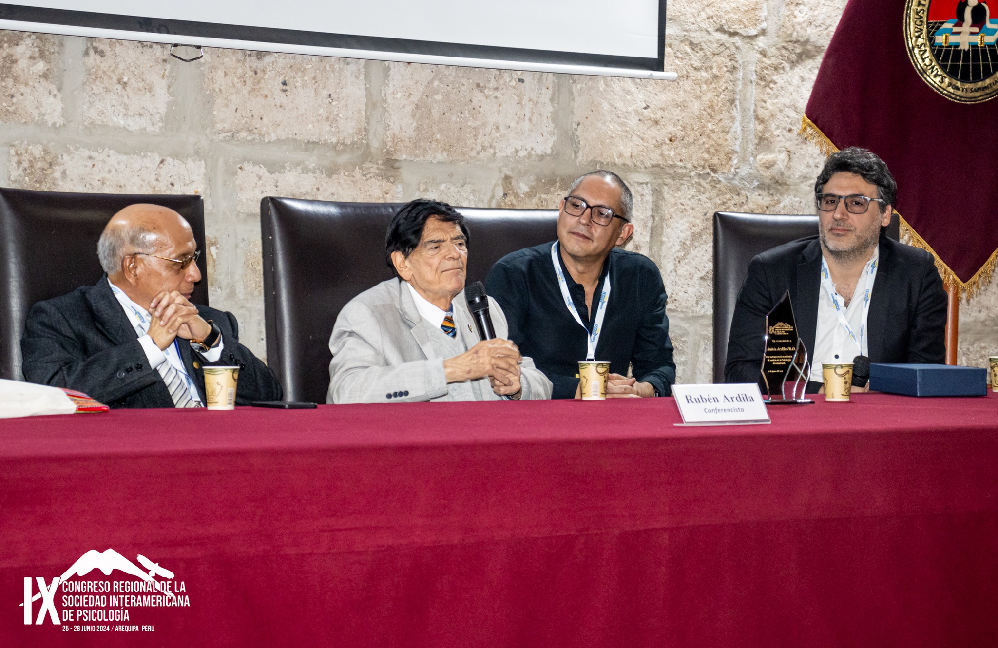 Homenaje realizado a Rubén Ardila en el IX Sociedad Interamericana de Psicología en Arequipa, Perú.