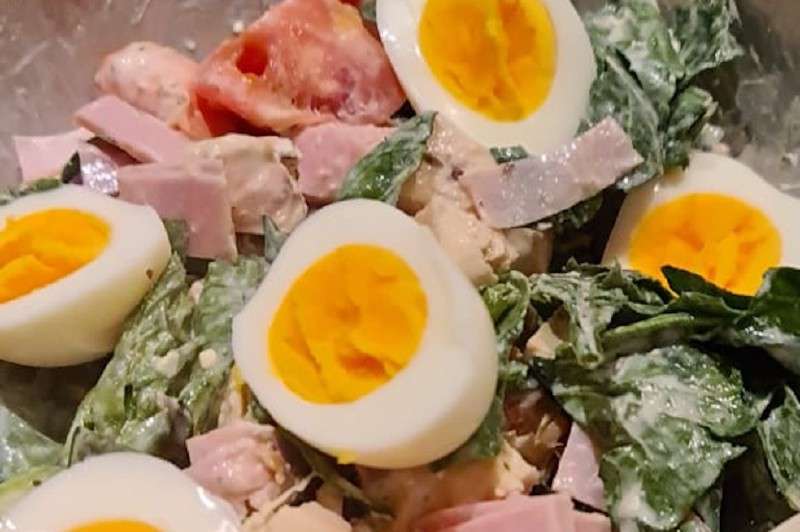 Para el aderezo, integre todos los ingredientes en la licuadora o batiendo enérgicamente, y mezcle con la ensalada.