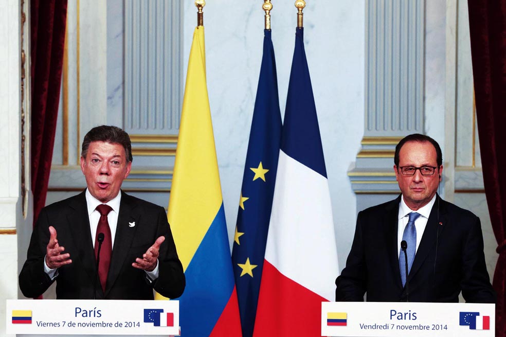 El presidente Juan Manuel Santos junto a su homólogo francés, François Hollande.  / AFP