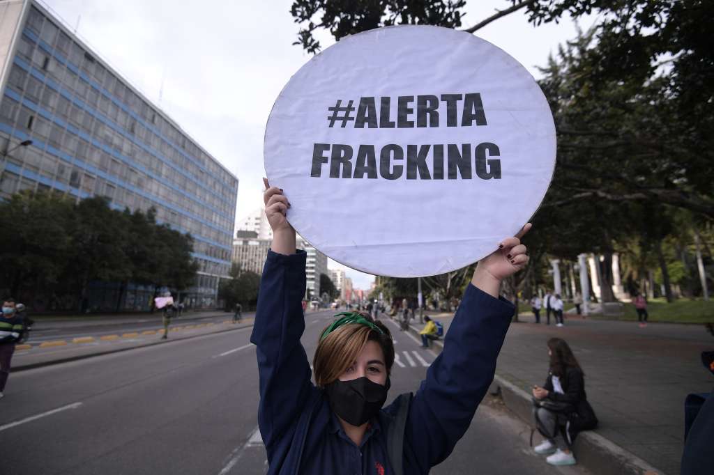 Manifestantes se reunieron en el Parque Nacional, en la ciudad de Bogotá, para exigir al gobierno medidas más severas para contrarrestar la crisis climática. La protesta se llevó a cabo en medio de actividades artísticas como muralismo, performances y presentaciones de música en vivo.