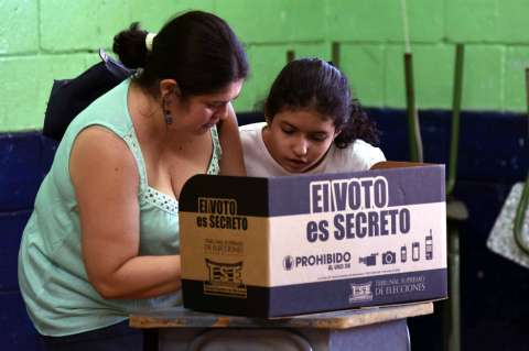 Costarricenses votan en elección presidencial marcada por el matrimonio homosexual