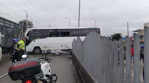 Un bus se estrelló contra 7 vehículos y una estación de Transmilenio en Bosa