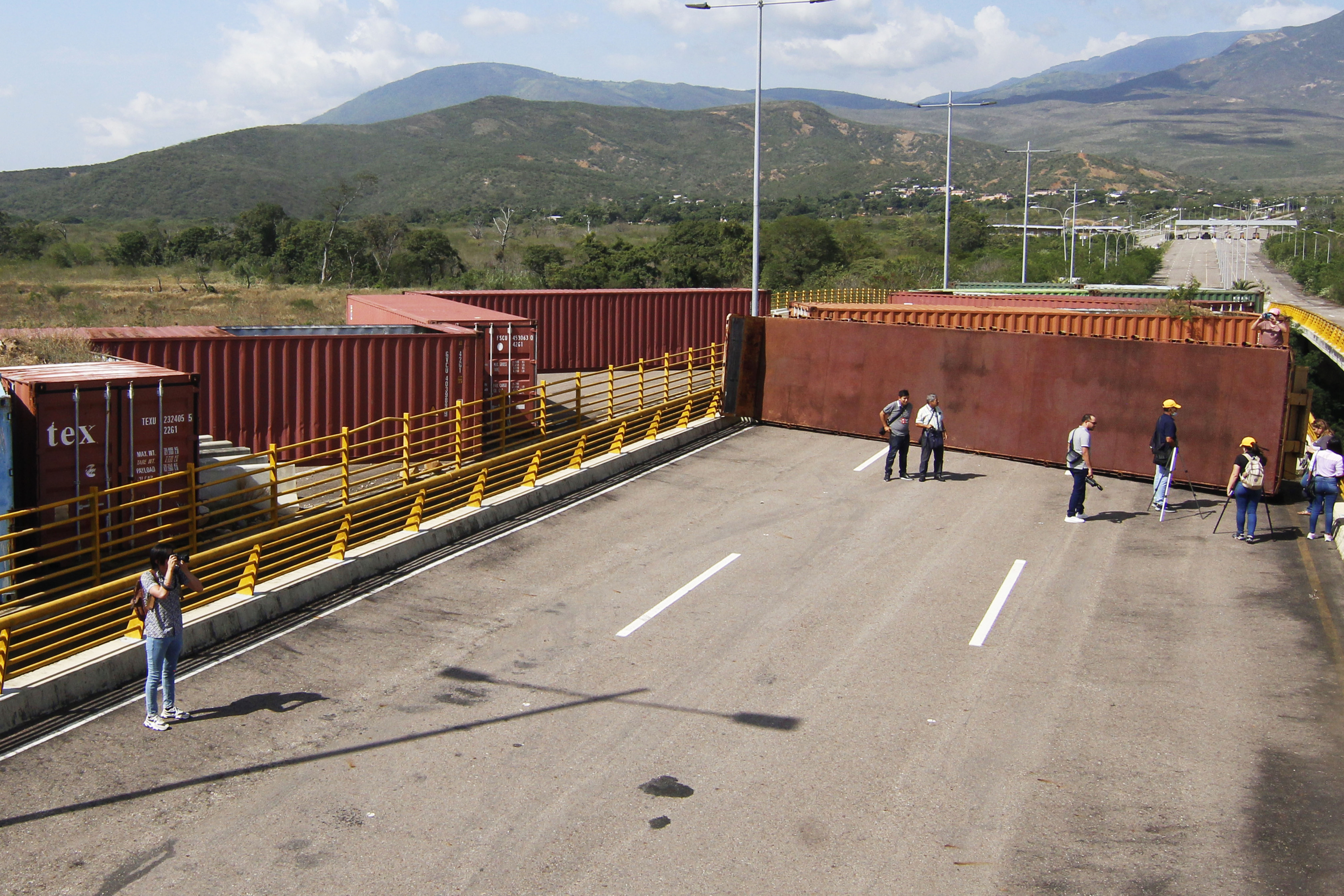 CUC400. CÚCUTA (COLOMBIA), 19/08/2022.- Fotografía del 18 de agosto de 2022 que muestra los contenedores que permanecen bloqueando el Puente Internacional de Tienditas que conecta el estado Táchira (Venezuela) con el departamento de Norte de Santander (Colombia). La montaña rusa en que se han convertido las relaciones entre Colombia y Venezuela cumplen este viernes siete años sin comercio fronterizo, después de que el presidente venezolano, Nicolás Maduro, ordenase el cierre unilateral de la frontera, pero en un momento de acercamiento entre los dos países que confían en restablecer pronto relaciones diplomáticas. EFE/ Mario Caicedo