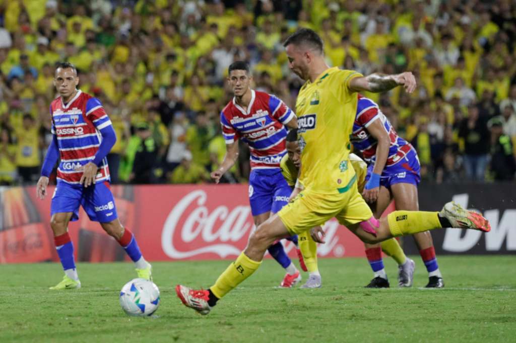 AMDEP5709. BUCARAMANGA (COLOMBIA), 23/04/2025.- Luciano Daniel Pons de Bucaramanga patea un penalti este miércoles, en un partido de la fase de grupos de la Copa Libertadores entre Atlético Bucaramanga y Fortaleza en el estadio Américo Montanini en Bucaramanga (Colombia). EFE/ Carlos Ortega