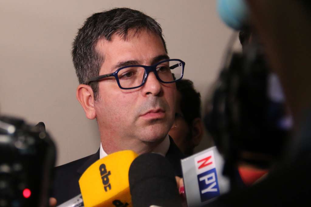 AME3179. ASUNCIÓN (PARAGUAY), 28/05/2024.- Fotografía de archivo fechada el 10 de marzo de 2020 del fiscal Marcelo Pecci mientras habla con la prensa tras una audiencia en el Palacio de Justicia, en Asunción (Paraguay). Dos años después del magnicidio del fiscal antimafia Marcelo Pecci, la Fiscalía de Paraguay reclama mayor cooperación de su similar de Colombia y dar con el autor intelectual del crimen, después de que ese país determinó los responsables materiales y dictó ocho condenas . EFE/ Noelia F. Aceituno/ ARCHIVO