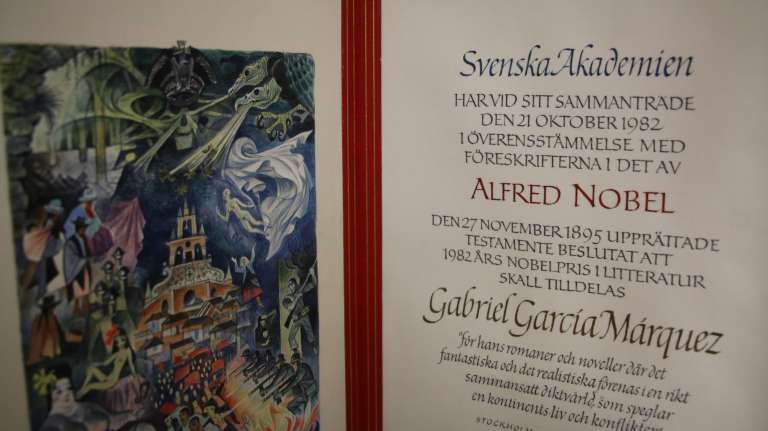 Fotografías de los objetos sagrados en la Biblioteca Nacional.