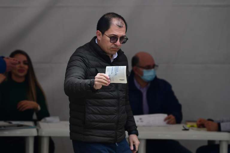 El Fiscal Francisco Barbosa, votando en la mesa numero uno.