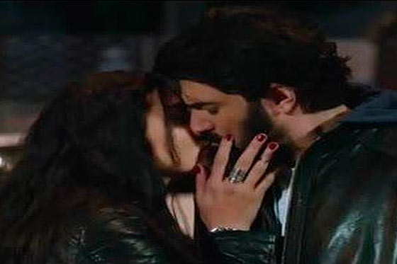 Elif y Omer viven un apasionado amor en la serie «Kara Para Ask»