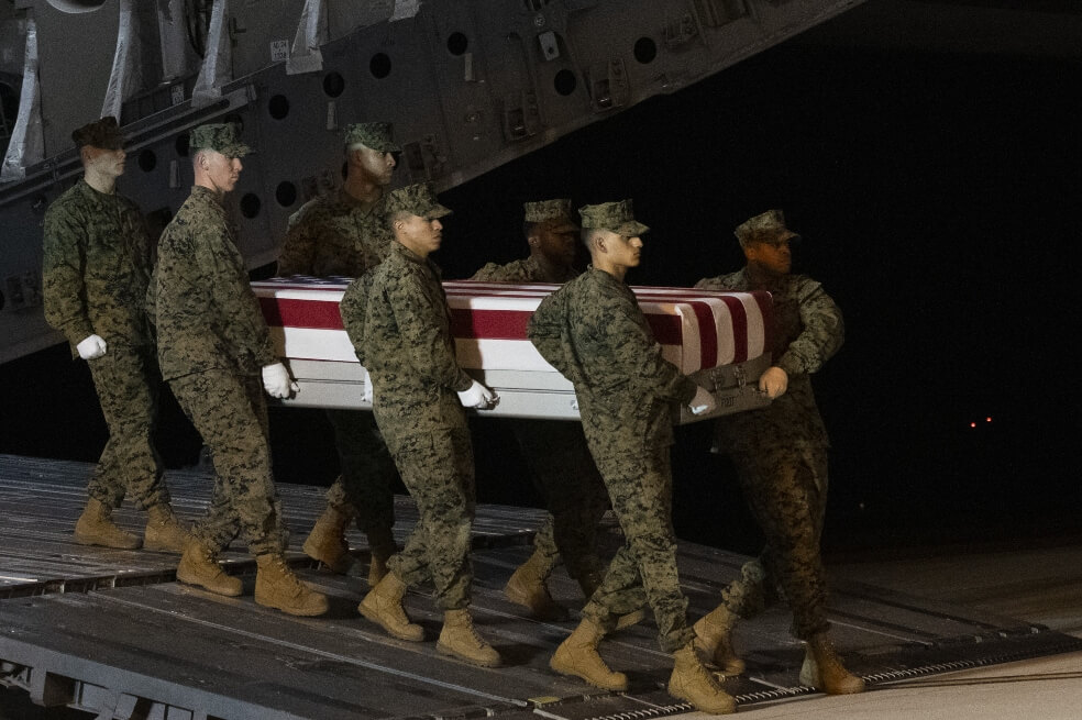 Soldados estadounidenses transportan el cuerpo de un marine que murió durante un operativo el domingo pasado. / AFP