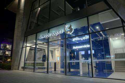 Del Banco de Bogotá sobre una columna