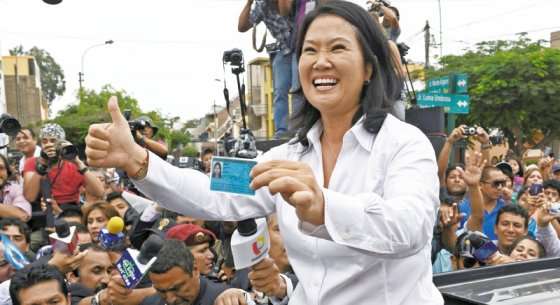 Pese a la sombra de su padre, Keiko Fujimori parece ser la próxima presidente de Perú. / EFE