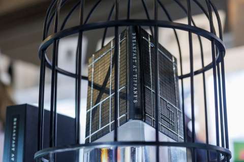 Venden libro de “Desayuno en Tiffany’s” cubierto de diamantes por US $1,5 millones