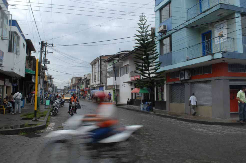 En Tumaco, el 80% de los comerciantes es víctima de extorsión de las Farc o las bandas criminales. / David Campuzano