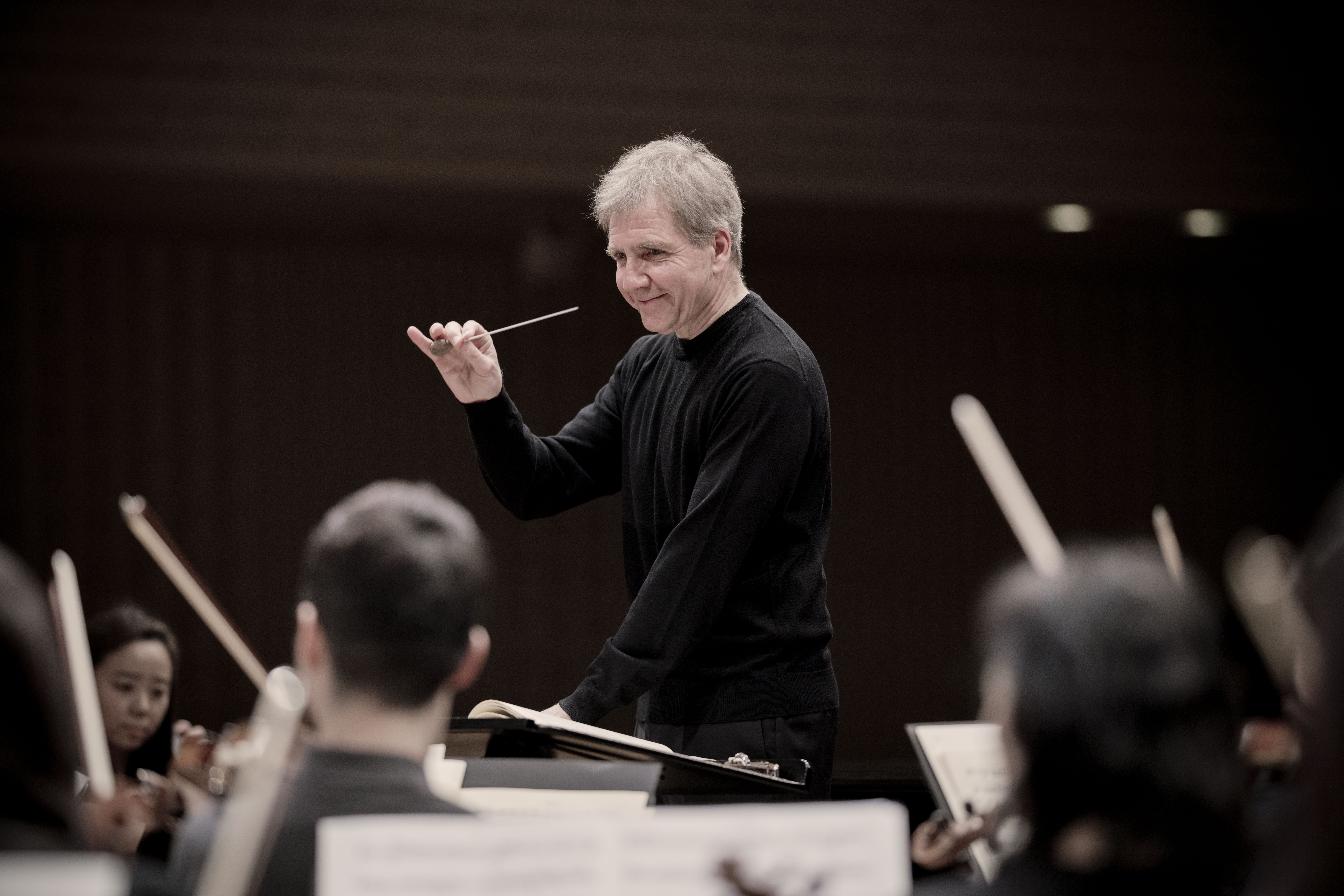 El director de orquesta suizo ha dirigido importantes agrupaciones, como la Orquesta Sinfónica de la BBC, la Orquesta de París y la Orquesta Sinfónica de São Paulo.