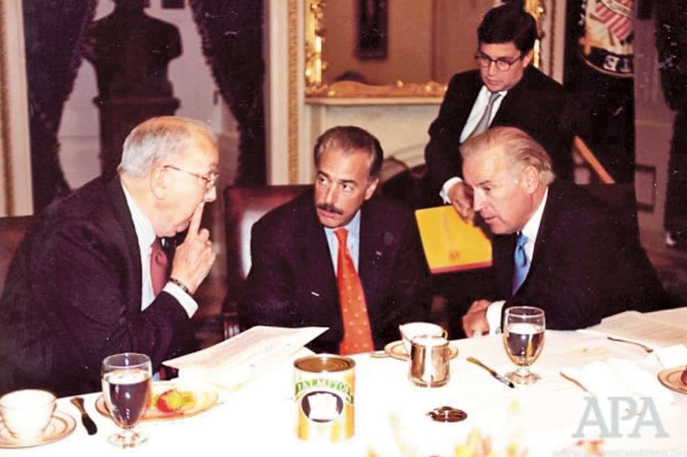 Andrés Pastrana con Jesse Helms (izq.), Biden (der.) y Luis Alberto Moreno.