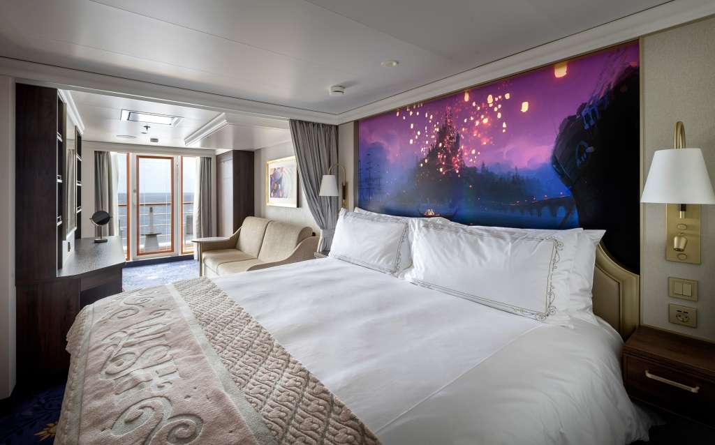 La mayoría de los 1.254 camarotes del Disney Wish ofrecen vista al mar, incluidos 877 (70 %) que tienen un espacioso balcón. Además, 451 tienen puertas de conexión entre ellos para acomodar familias más numerosas.