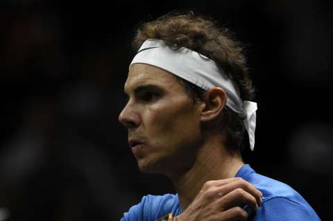 Un Nadal épico salva una bola de partido y sigue con vida en el Torneo de Maestros