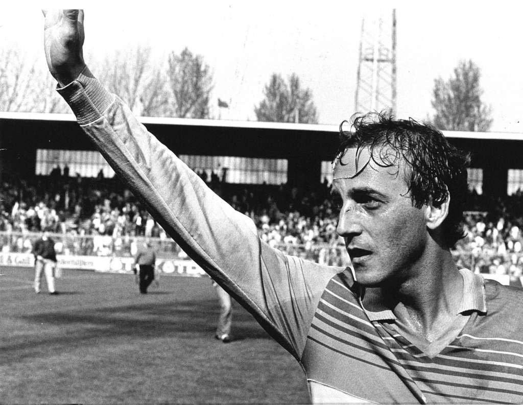 Amsterdam (Netherlands), 21/04/1985.- (FILE) - A file picture made available on 07 October 2024 shows Johan Neeskens of Ajax Amsterdam during the Dutch Football League match against FC Groningen, in Amsterdam, Netherlands, 21 April 1985 (re-issued 07 October 2024). Johan Neeskens died on 06 October 2024, the Dutch football association KNVB said in a statement published on 07 October 2024. (Países Bajos; Holanda) EFE/EPA/Cor Mulder