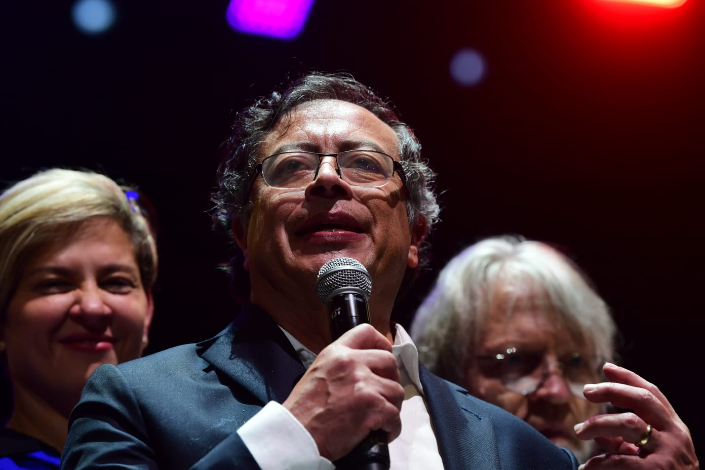 El presidente electo Gustavo Petro celebra su triunfo luego de ser elegido Presidente de Colombia, en compañía de seguidores y familiares.