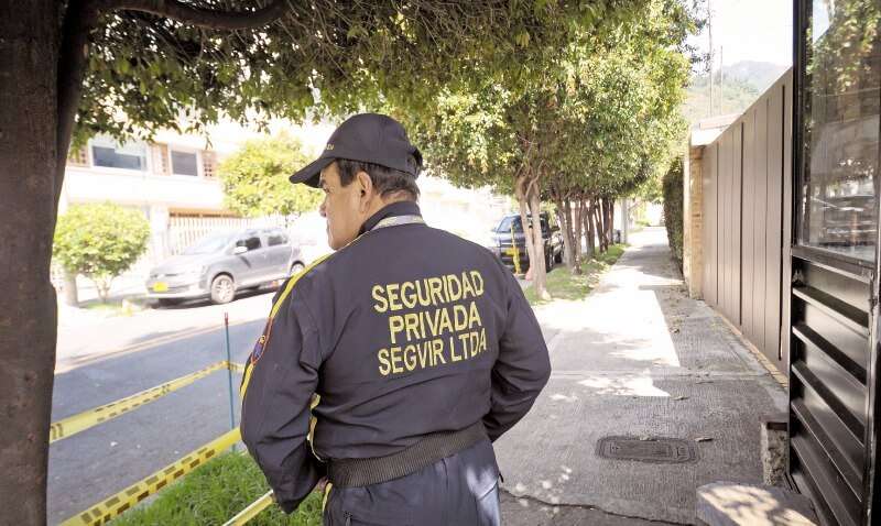 Los trabajos nocturnos, como el de los vigilantes, ha sido asociado a diversos riesgos de salud. / El Espectador.