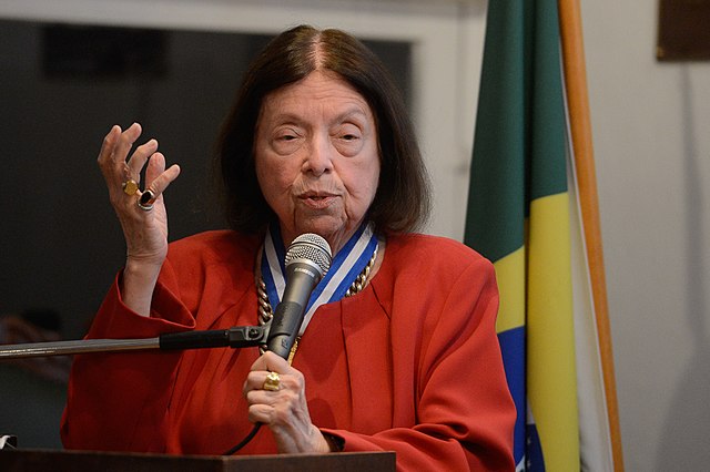 Nélida Piñón (foto) estudió periodismo en la Pontifícia Universidade Católica do Rio de Janeiro. En el 2007, la Universidad Nacional Autónoma de México le concedió a la escritora un doctorado honoris causa.