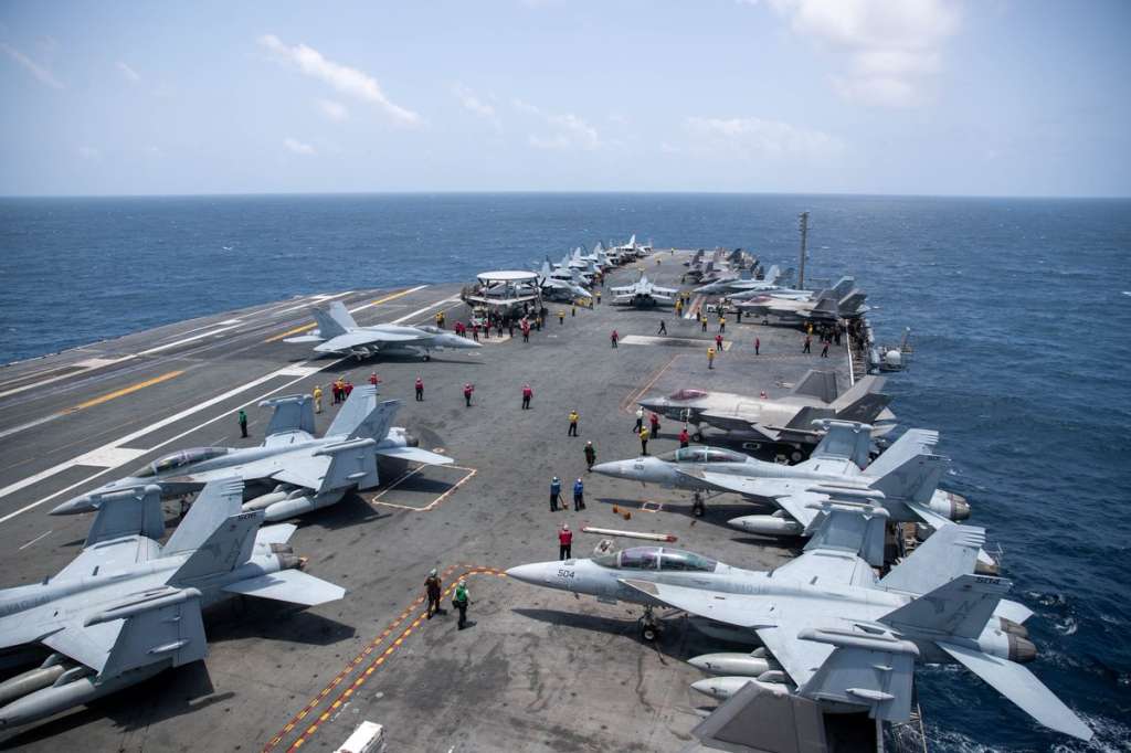 USA2912. WASHINGTON (ESTADOS UNIDOS), 20/08/2026.- Fotografía cedida por el Comando Central de Estados Unidos (Centcom) que muestra marinos estadounidenses trabajando en la cubierta de vuelo del portaaviones USS George Washington (CVN 73) este jueves, mientras navega por el mar Arábigo. El portaaviones USS George Washington y su grupo de ataque ya se encuentran en Oriente Medio para relevar al USS Abraham Lincoln tras un despliegue de más de seis meses. EFE/Centcom /SOLO USO EDITORIAL /NO VENTAS /SOLO DISPONIBLE PARA ILUSTRAR LA NOTICIA QUE ACOMPAÑA /CRÉDITO OBLIGATORIO