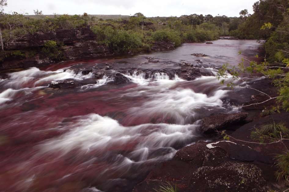 En los más de 100km que tiene el ría, se pueden ver coloridas lagunas e imponentes cascadas.