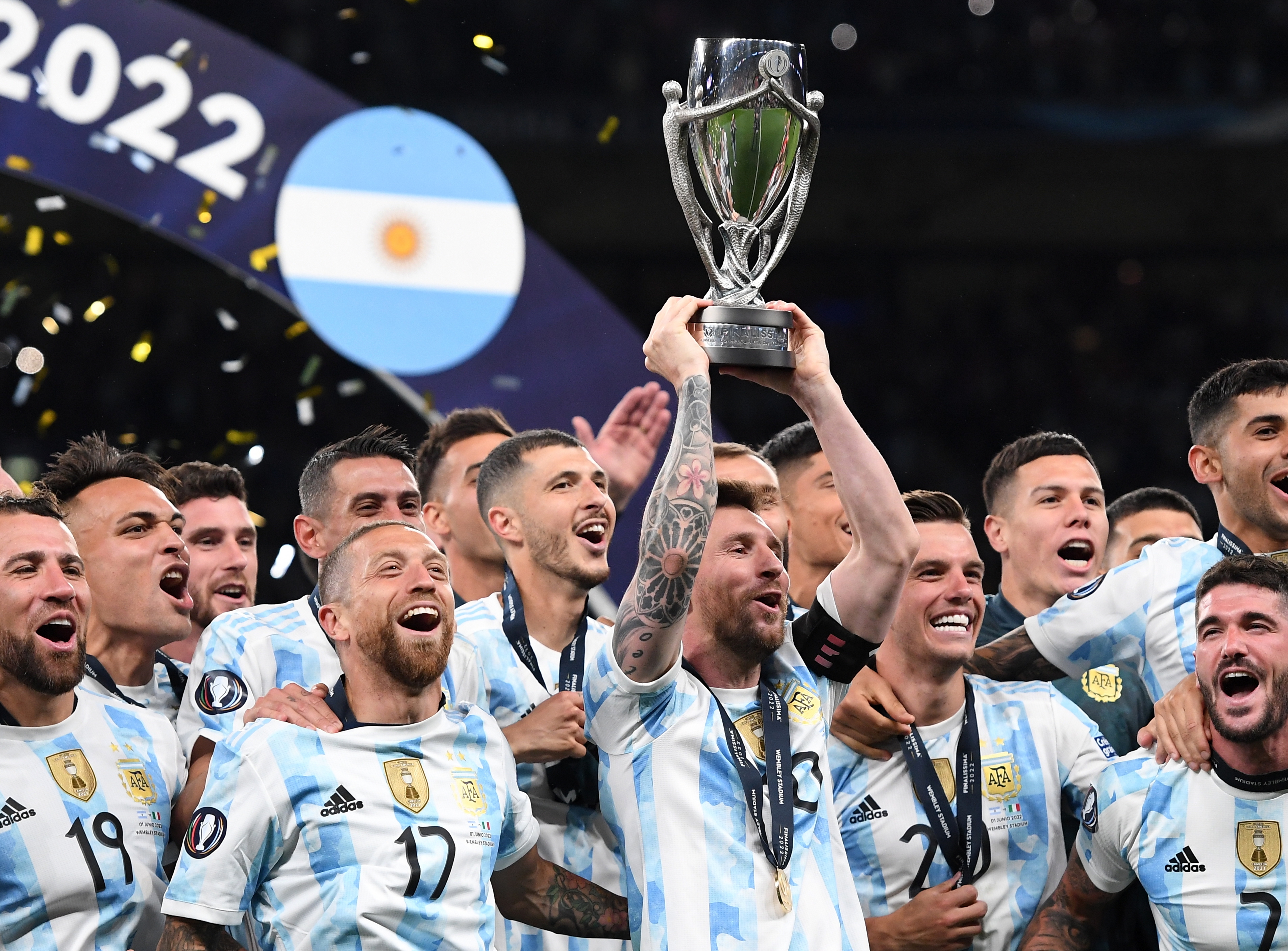 London (United Kingdom), 01/06/2022.- Lionel Messi (C) of Argentina lifts the trophy after the Finalissima Conmebol - UEFA Cup of Champions soccer match between Italy and Argentina at Wembley in London, Britain, 01 June 2022. (Italia, Reino Unido, Londres) EFE/EPA/ANDY RAIN