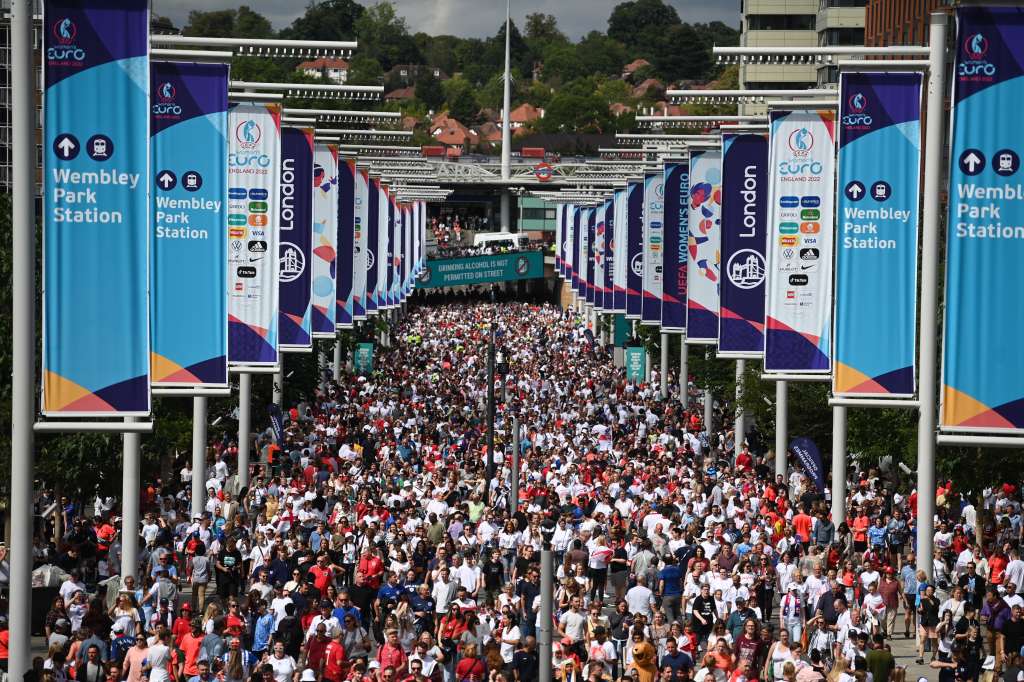 -FOTODELDÍA- LONDON, 31/07/2022.- Los aficionados llegan al estadio de Wembley antes de la final de la Eurocopa Femenina 2022 entre Inglaterra y Alemania en Wembley (Londres), este domingo. EFE/ Neil Hall